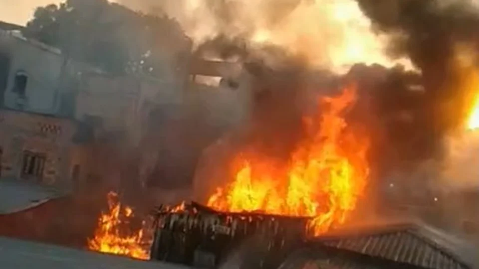Vídeo: incêndio destrói casas e deixa famílias desabrigadas em Manaus