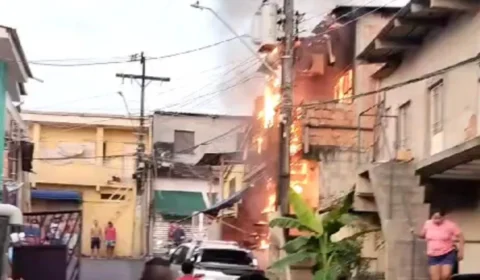 Vídeo: incêndio atinge casa e adolescente morre após ficar ferido em Manaus