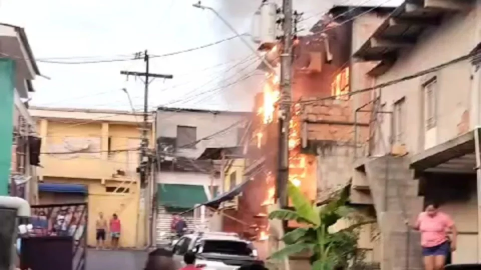Vídeo: incêndio atinge casa e adolescente morre após ficar ferido em Manaus