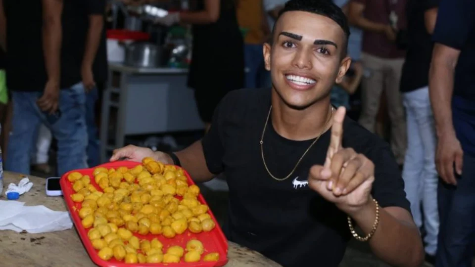 TO: jovem conquista bicampeonato de maior roedor de pequi em festival