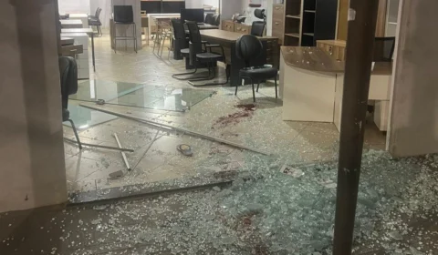 VÍDEO: motociclista invade loja após acidente em Rio Branco