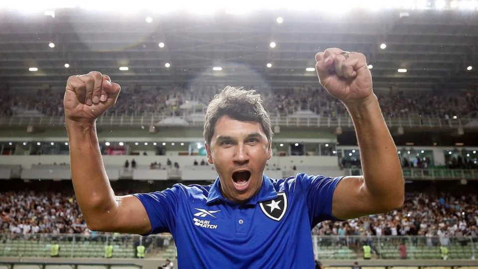 Brasileirão: Botafogo vence mais uma, quebra tabu e se aproxima do título