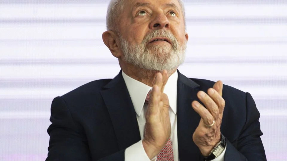 Apesar de piora na avaliação, Lula ganharia eleição em todos os cenários