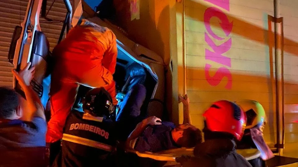 Motorista fica preso às ferragens após acidente em Colinas do Tocantins