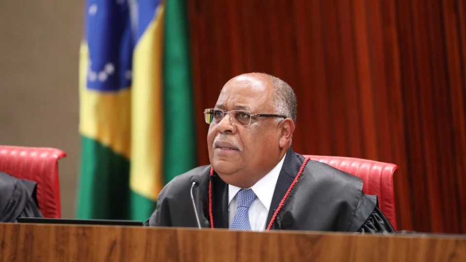 TSE: Benedito Gonçalves vota pela inelegibilidade de Bolsonaro por 8 anos