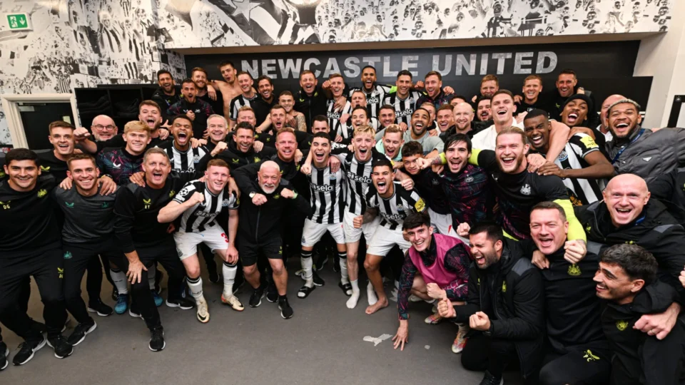 Newcastle goleia PSG e conquista liderança da Champions League