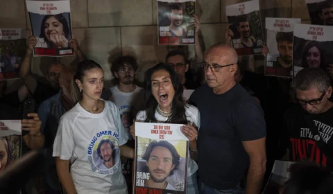 Número de reféns capturados pelo Hamas sobe para 210, afirma Israel