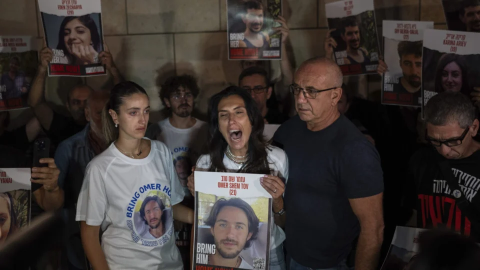 Número de reféns capturados pelo Hamas sobe para 210, afirma Israel