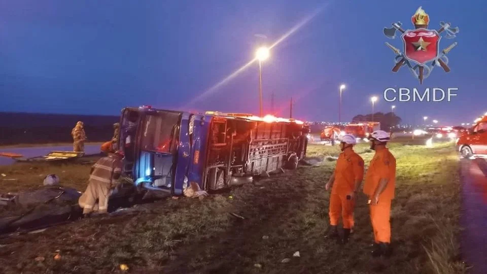 Ônibus com 32 passageiros tomba no DF e deixa 5 mortos neste sábado, 21