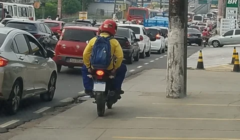 Motoristas são autuados após usar calçada como via na Zona Leste de Manaus