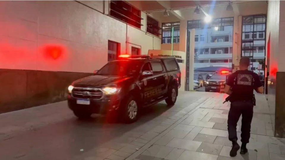 PF prende policiais civis e advogado por venda de maconha à facção no RJ