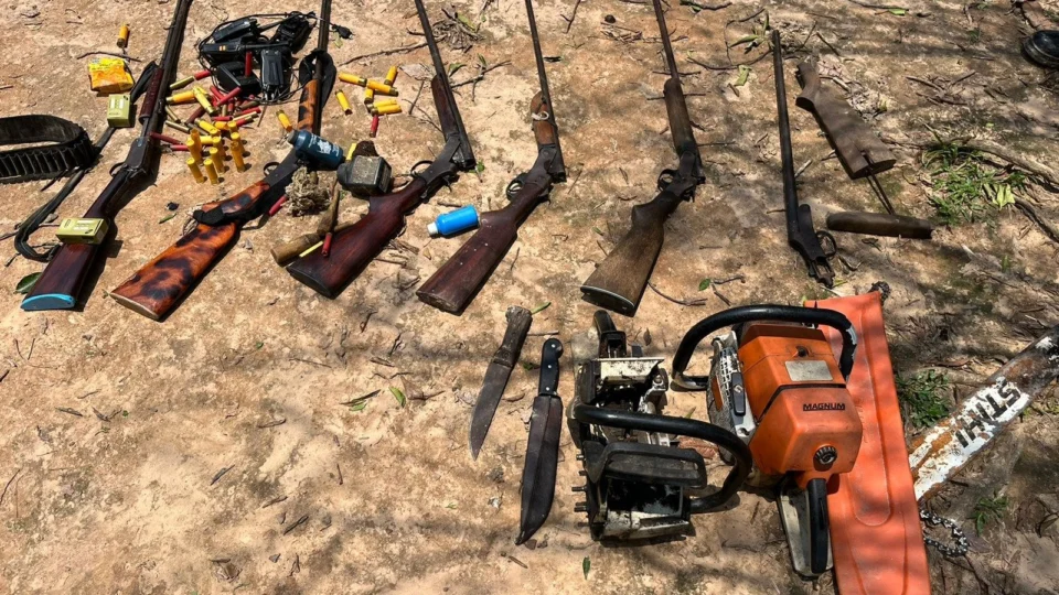 PM apreende armas e motosserras usadas em crime ambiental no Acre