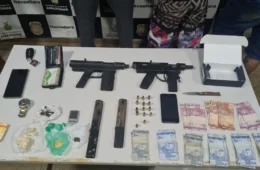 Polícia prende cinco homens e apreende submetralhadoras em Itacoatiara-AM