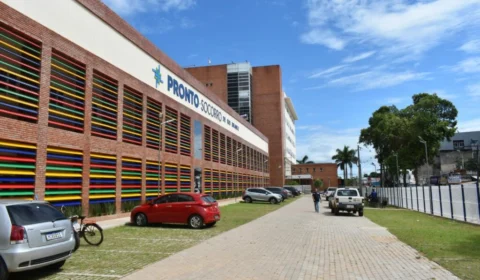 Homem embriagado capota carro com crianças após discussão com a esposa no AC