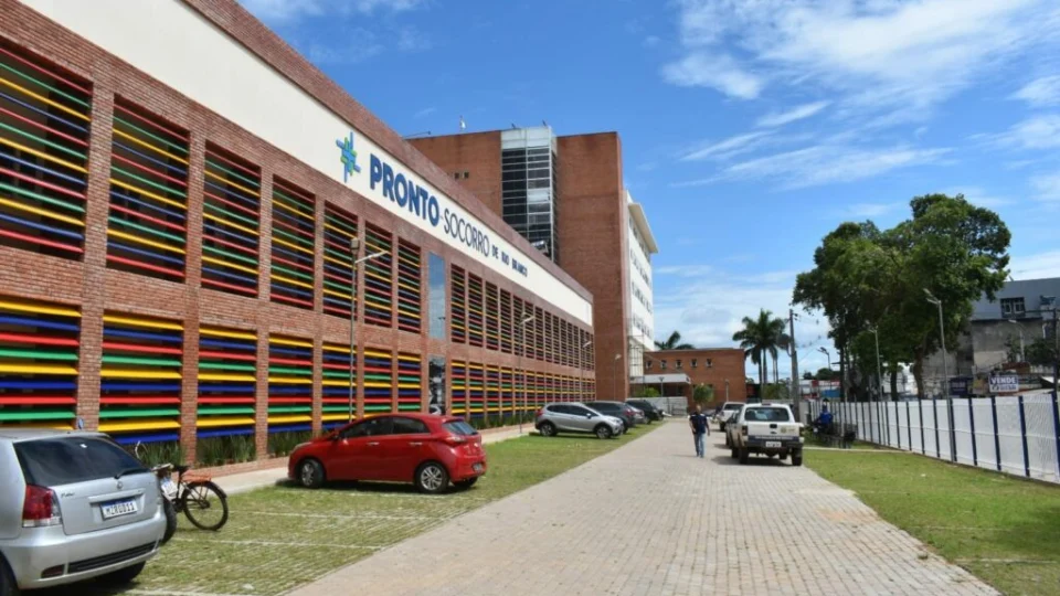 Homem embriagado capota carro com crianças após discussão com a esposa no AC