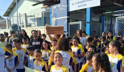 Pais e alunos protestam por falta de ventilação em escola no Acre