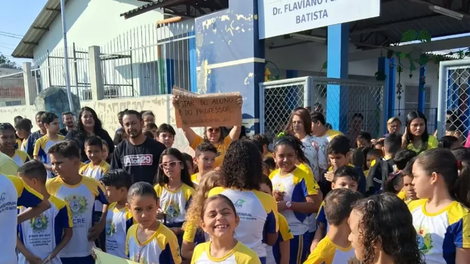 Pais e alunos protestam por falta de ventilação em escola no Acre