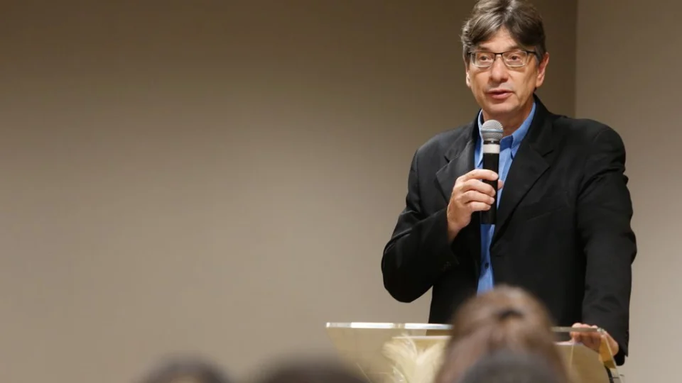 O presidente do IBGE deve prestar depoimento à CPI das ONGs nesta terça(10)