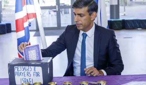 Primeiro-ministro do Reino Unido chega a Israel para prestar solidariedade