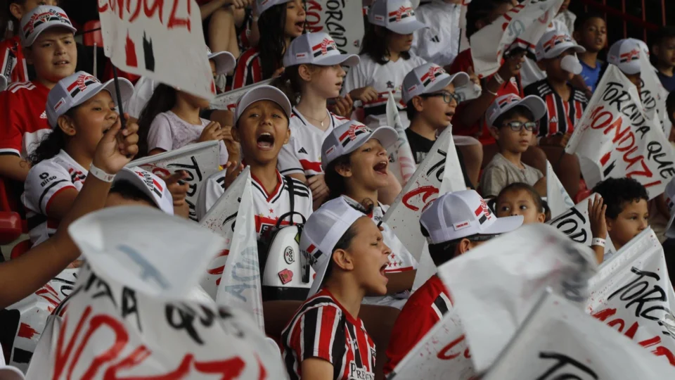 São Paulo faz programação especial e realiza treino com presença de crianças