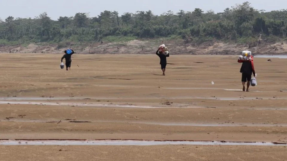 Rio Amazonas registra 90 cm e tem seca histórica em Itacoatiara-AM