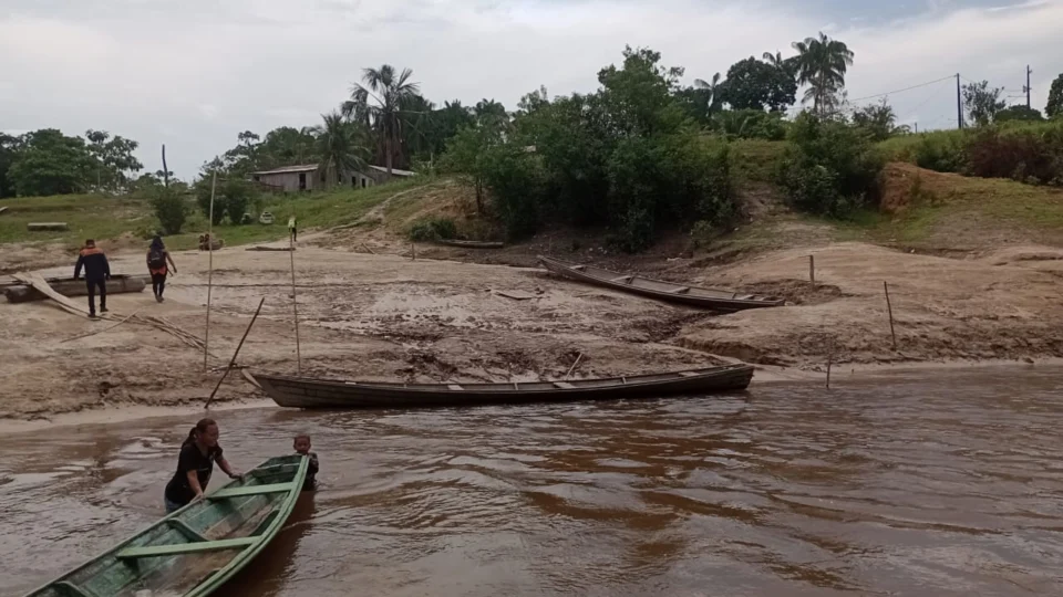 Rio Solimões registra 3,81 metros e tem seca histórica no Amazonas