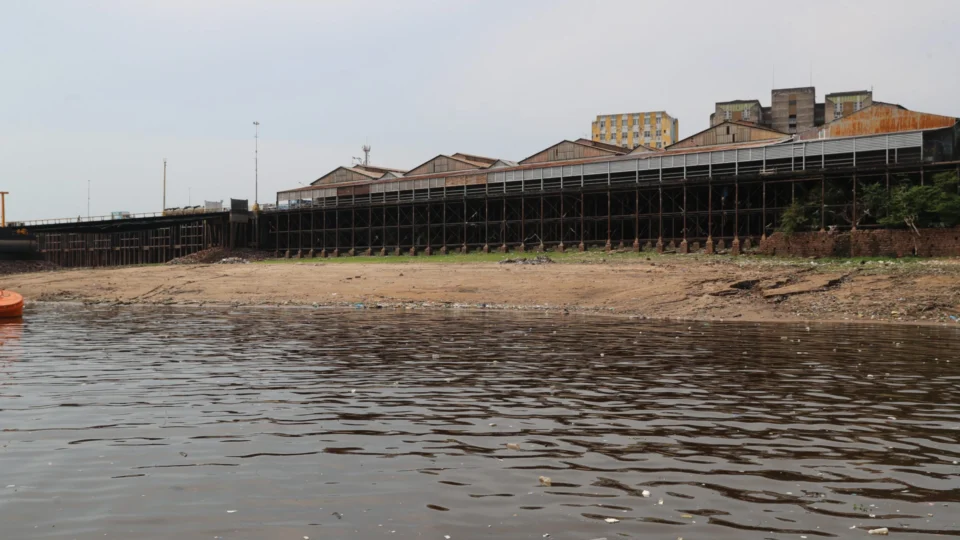 Seca histórica: Rio Negro desce mais 10 cm e registra nível em 13,49 m