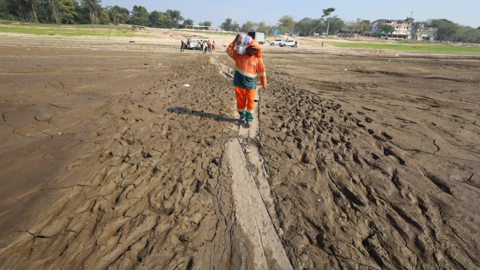 Seca histórica: Rio Negro segue descendo e registra nível em 13,19 m no AM
