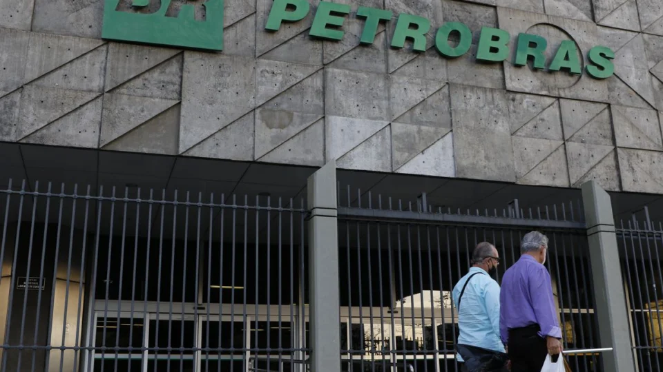 Senador aciona comissão para suspender indicações políticas na Petrobras 