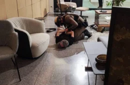 Vídeo: adolescente mata a tiros 3 pessoas em shopping na Tailândia