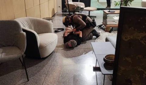 Vídeo: adolescente mata a tiros 3 pessoas em shopping na Tailândia