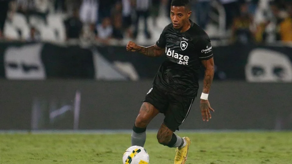 Técnico do Botafogo procura substituto para volante Tchê Tchê após cartão
