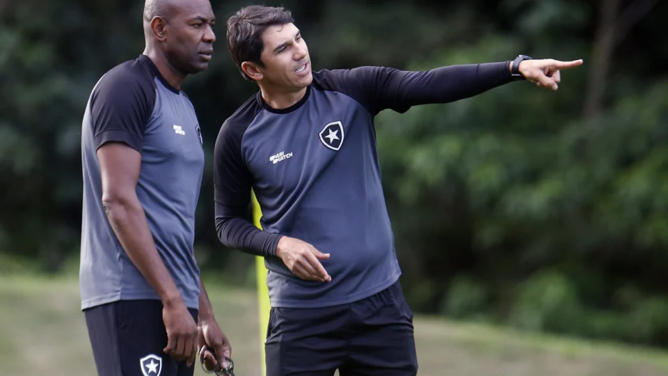 Botafogo: Lúcio Flávio procura corrigir erro tático deixado por Bruno Lage