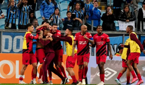 De virada, Athletico-PR vence Grêmio por 2 a 1 