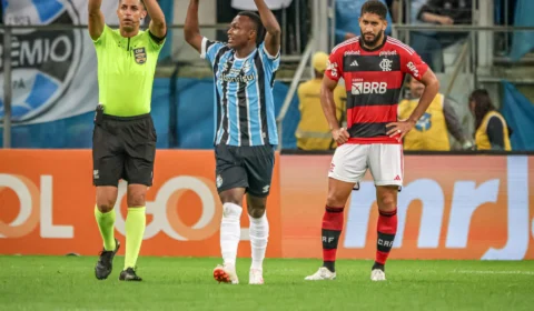 De virada, Grêmio vence o Flamengo e volta para o G-6 