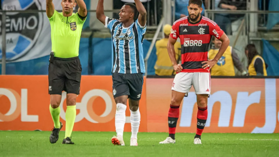 De virada, Grêmio vence o Flamengo e volta para o G-6 