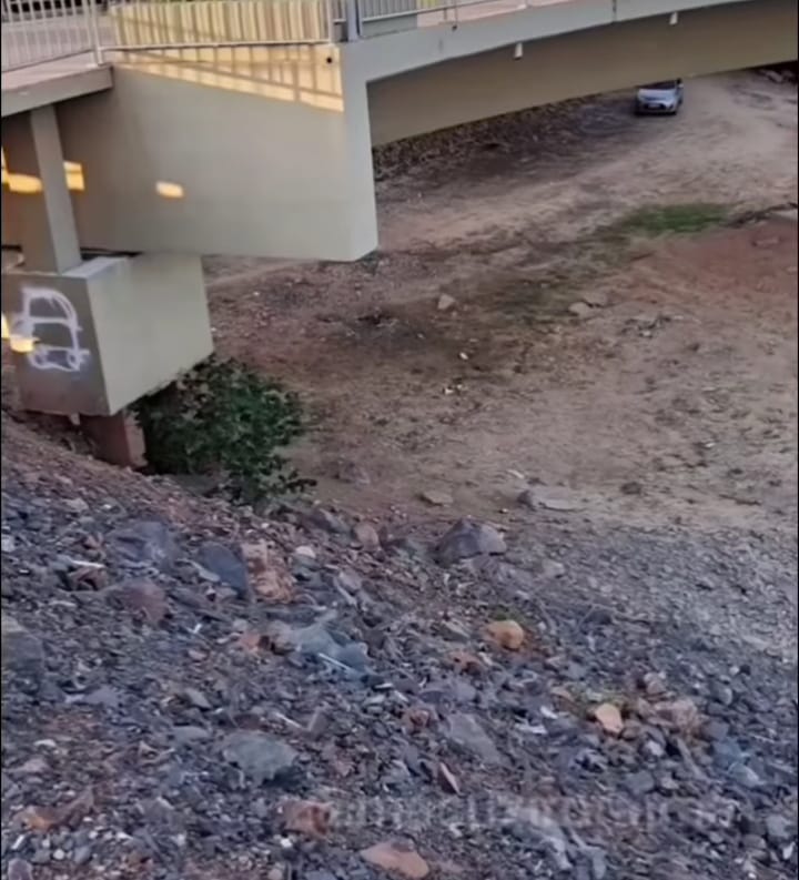 Estrutura que suporta Orla Taumanam ficaram completamente visível - Foto: Reprodução/WhatsApp