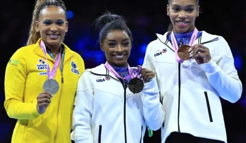 Com Rebeca Andrade no pódio, Simone Biles fatura hexa no mundial