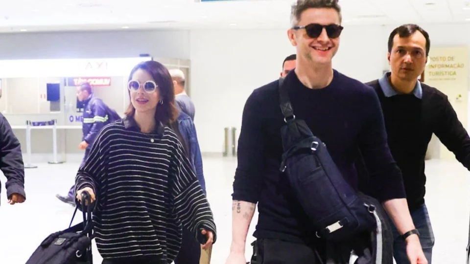 Sandy e Lucas desembarcam juntos após divórcio e turnê na Europa