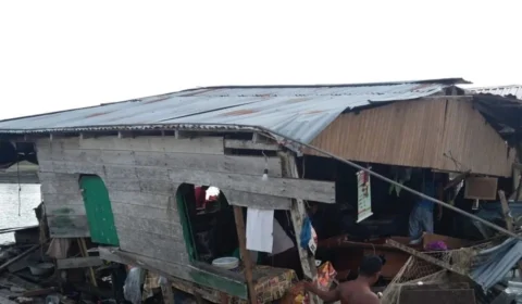 Pescador morre após deslizamento de terra em flutuante em Urucurituba-AM