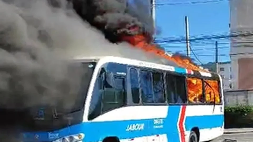24 ônibus são incendiados no RJ após morte de sobrinho de miliciano