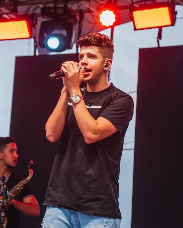 Nadson começou a cantar aos 11 anos de idade, hoje canta para multidões -Cantor Nadson O Ferinha se apresentando - Foto: Reprodução/Instagram @nadsonferinhaof