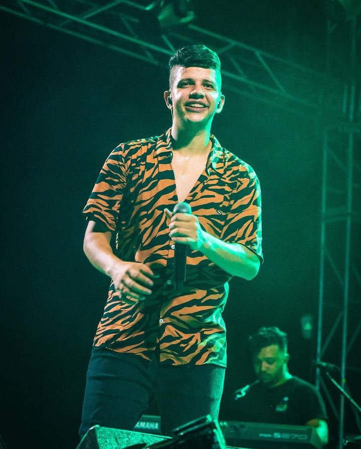 Me abraça Cantor Nadson O Ferinha se apresentando - Foto: Reprodução/Instagram @nadsonferinhaof