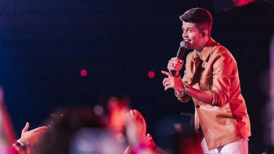 Me Abraça: cantor Nadson, que se apresenta em RR, ficou famoso por cantar ‘sofrência’