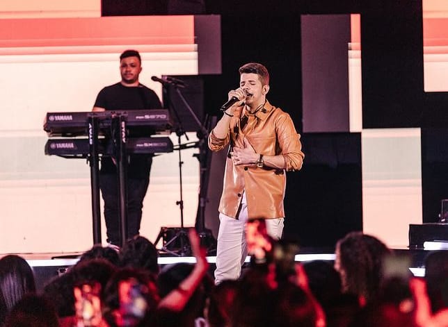 Apresentação durante seu show na atual turnê que está percorrendo todo o país -  - Foto: Reprodução/Instagram @nadsonferinhaof