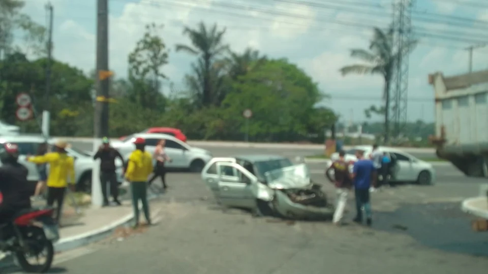 Carro atinge caminhão e deixa 4 feridos no Distrito Industrial, Zona Leste de Manaus 