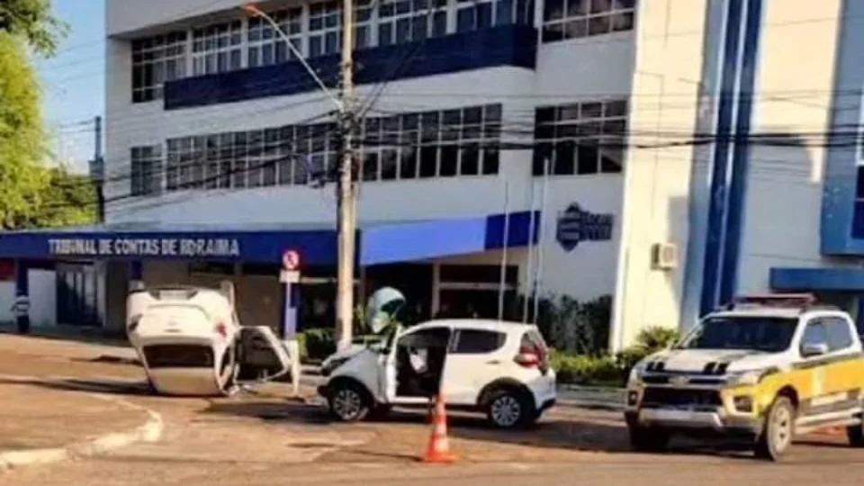 Carro capota após acidente de trânsito em Boa Vista; ninguém morreu