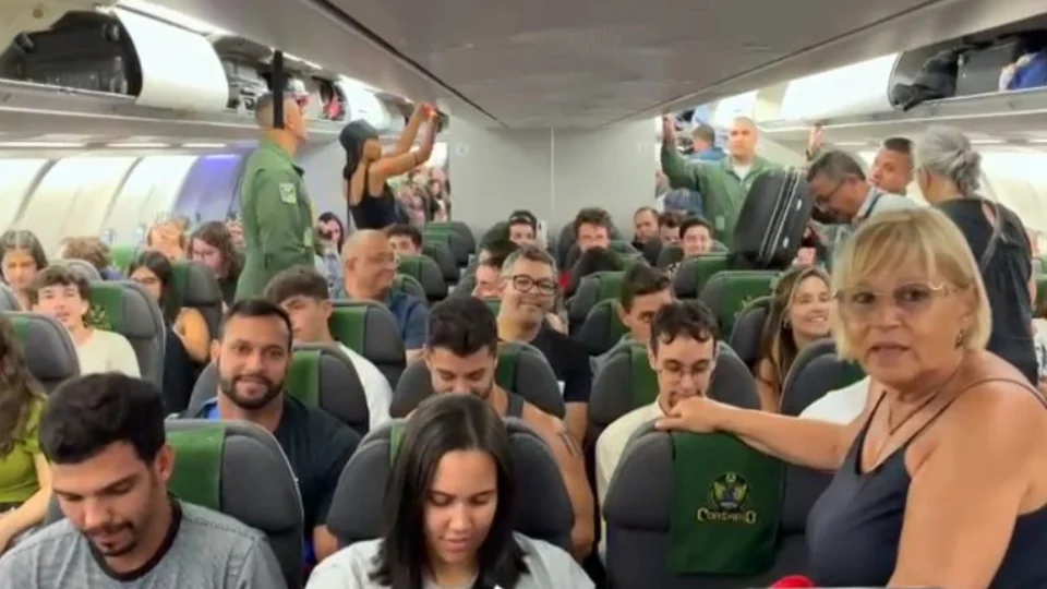 Quarto voo com brasileiros repatriados em Israel chega ao Rio com 207 passageiros