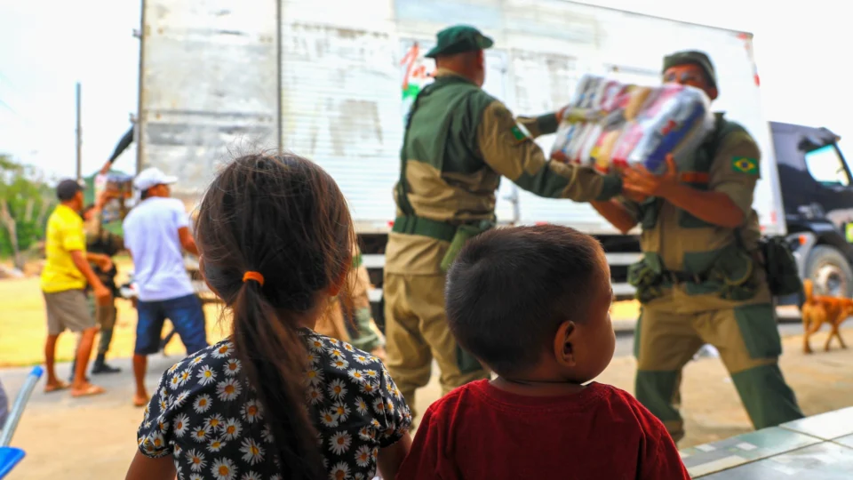 Seca: famílias do Puraquequara recebem apoio da operação ‘Estiagem’