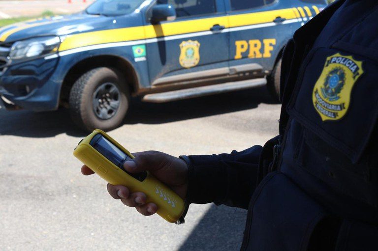 Ação da PRF prende foragidos da Justiça e motoristas bêbados em RR 